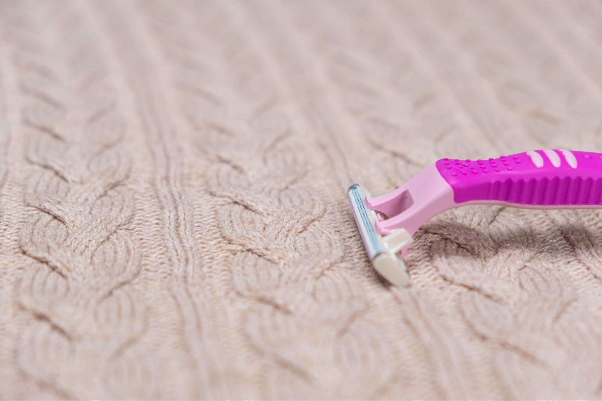 Как убрать катышки с одежды - 3