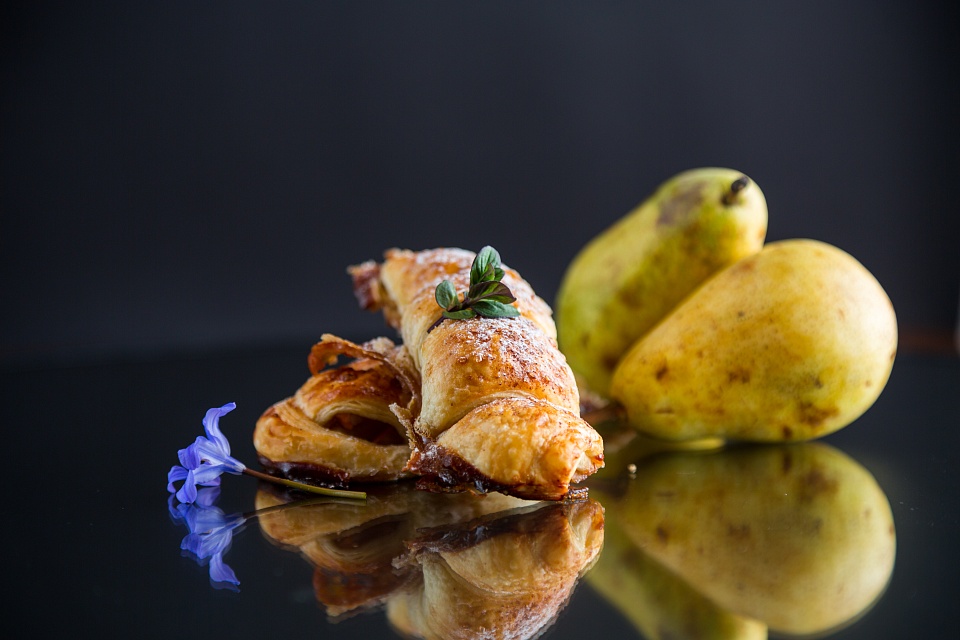 Пирожки из слоеного теста с грушей