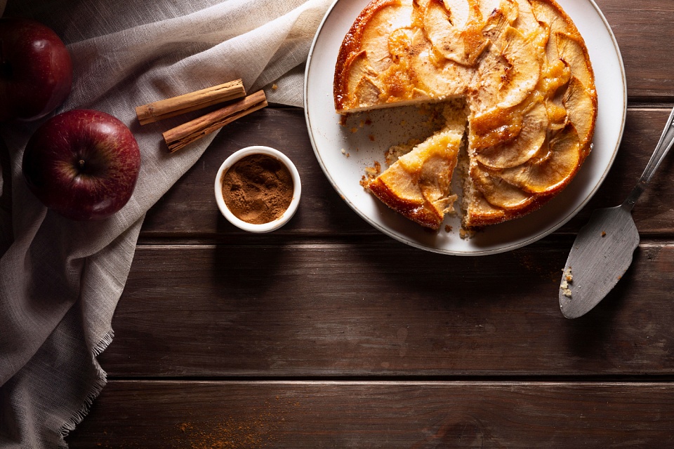 Шарлотка с яблоками